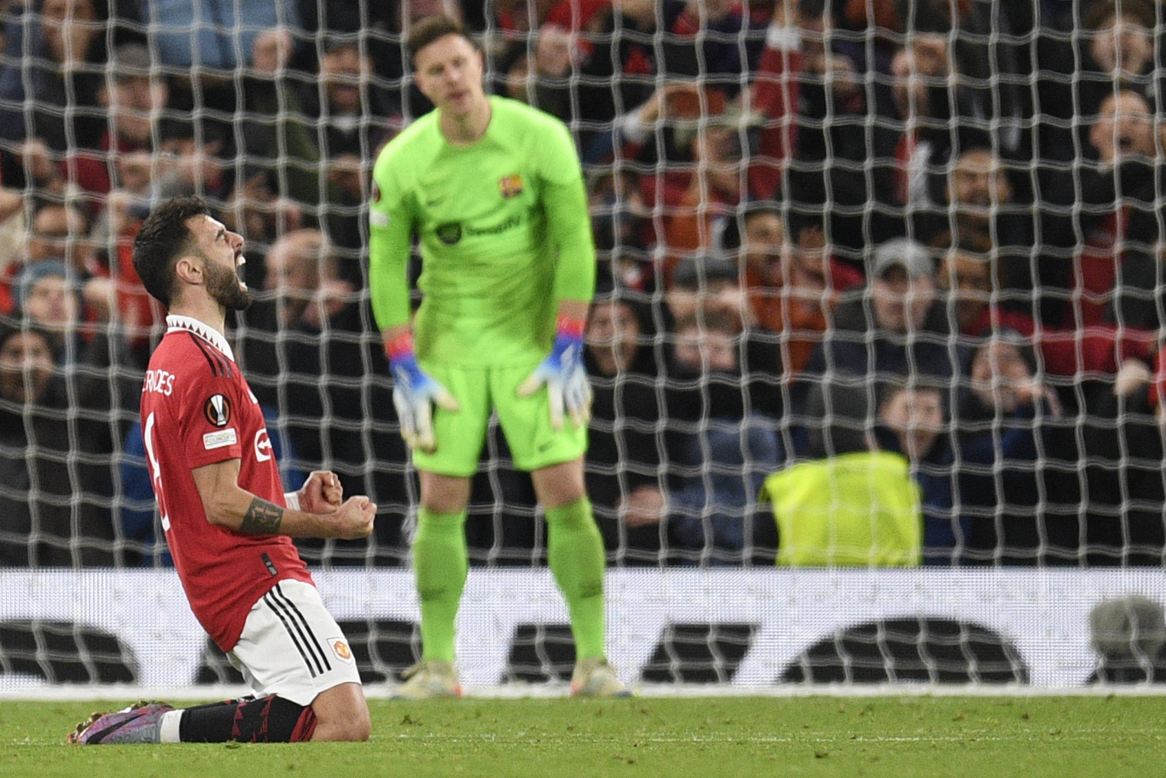 Bruno Fernandes credits "special" Manchester United crowd for comeback vs Barcelona.