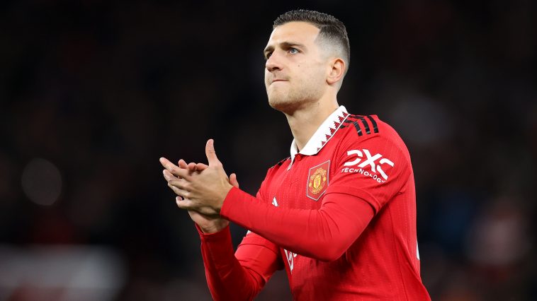 Barcelona trying to 'disrupt' new contract talks between Manchester United and Diogo Dalot.