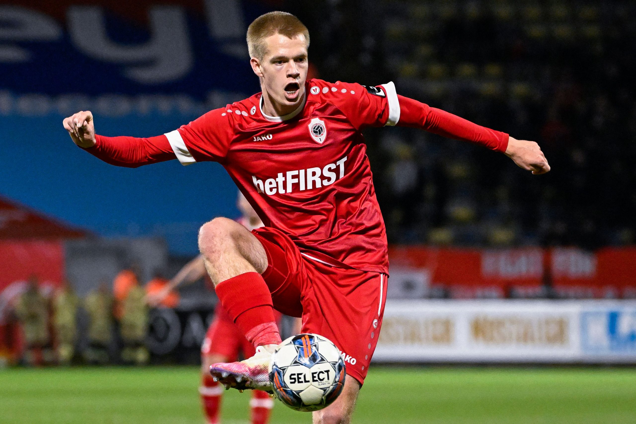 Manchester United 'keeping tabs' on 18-year-old Royal Antwerp midfielder Arthur Vermeeren.