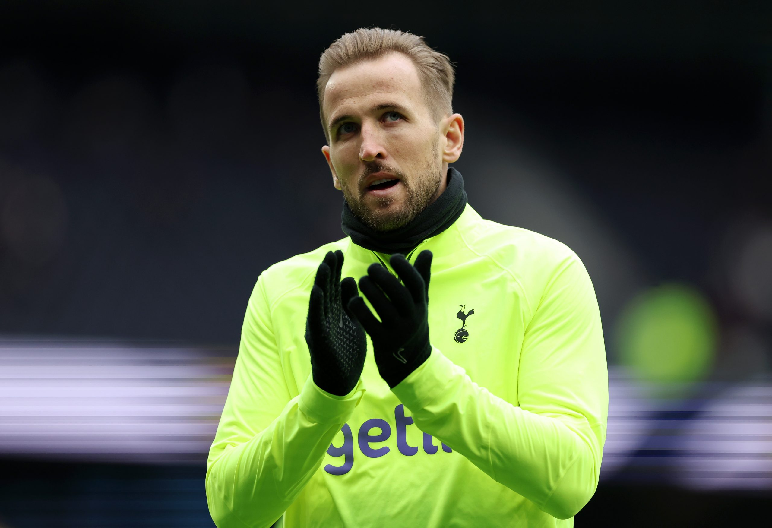 Tottenham Hotspur open talks with Harry Kane over new contract amidst Manchester United interest.