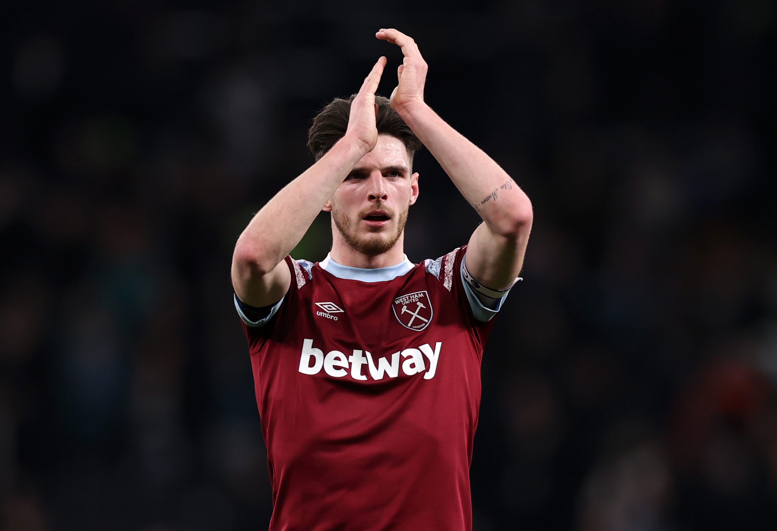 Manchester United 'believe they can still convince' West Ham United midfielder Declan Rice.