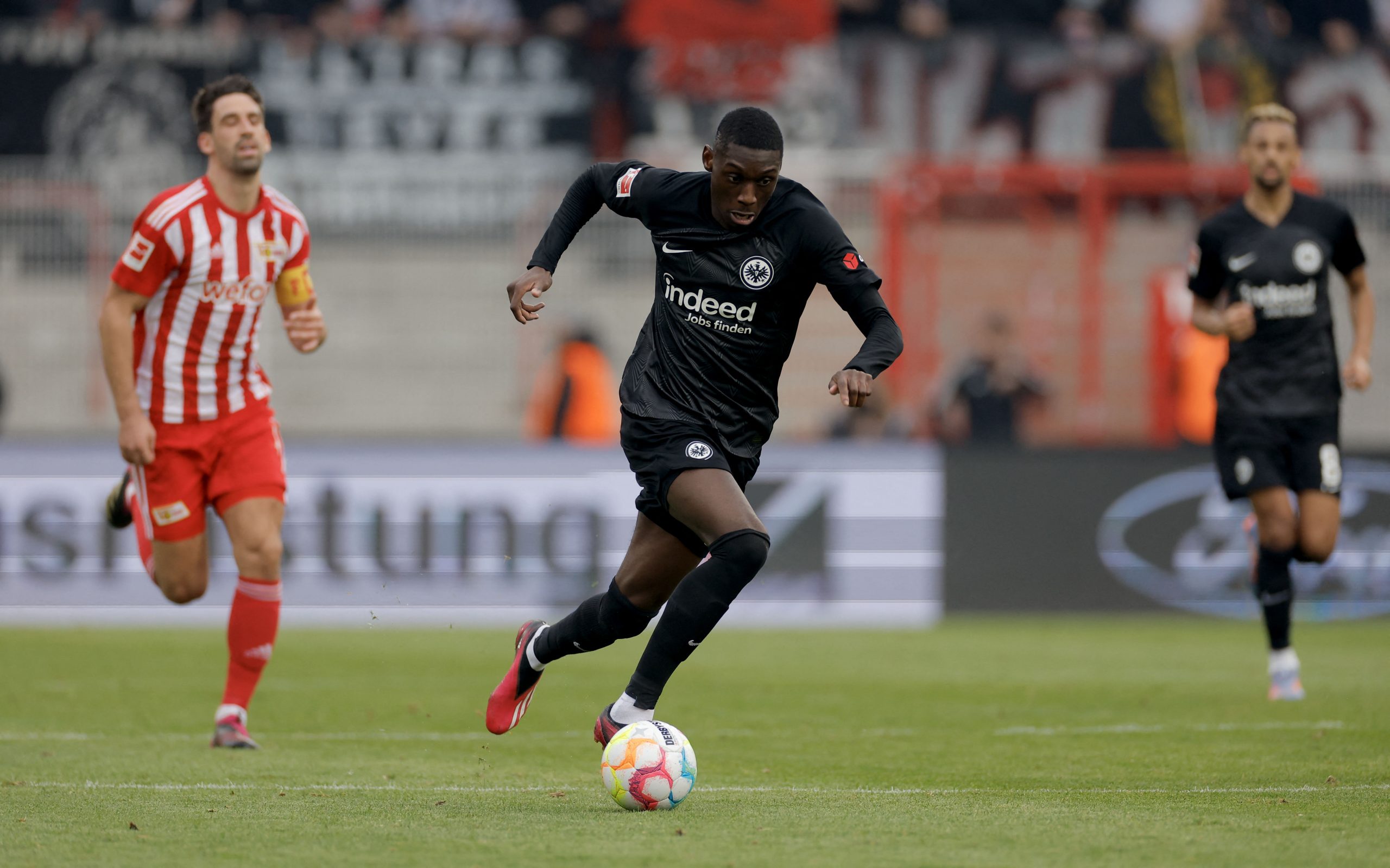 Eintracht Frankfurt intend to keep Randal Kolo Muani amidst Manchester United interest.