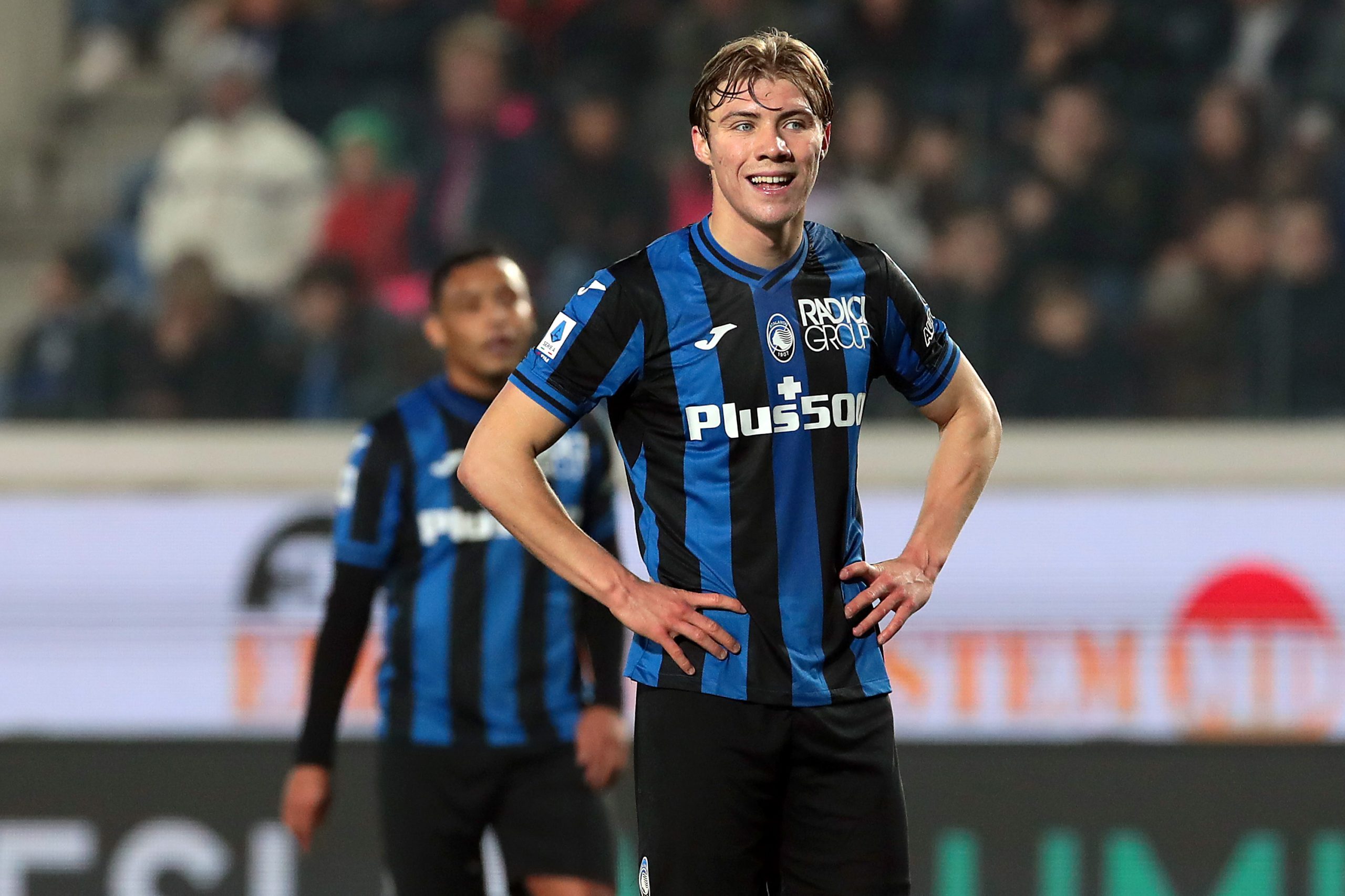 Atalanta striker Rasmus Hojlund offering encouragement to Manchester United in transfer pursuit.