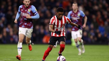Amad Diallo of Sunderland controls the ball.