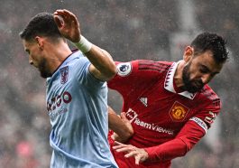 Aston Villa's Spanish defender Alex Moreno (L) fights for the ball with Manchester United's Portuguese midfielder Bruno Fernandes. (Photo by OLI SCARFF/AFP via Getty Images)