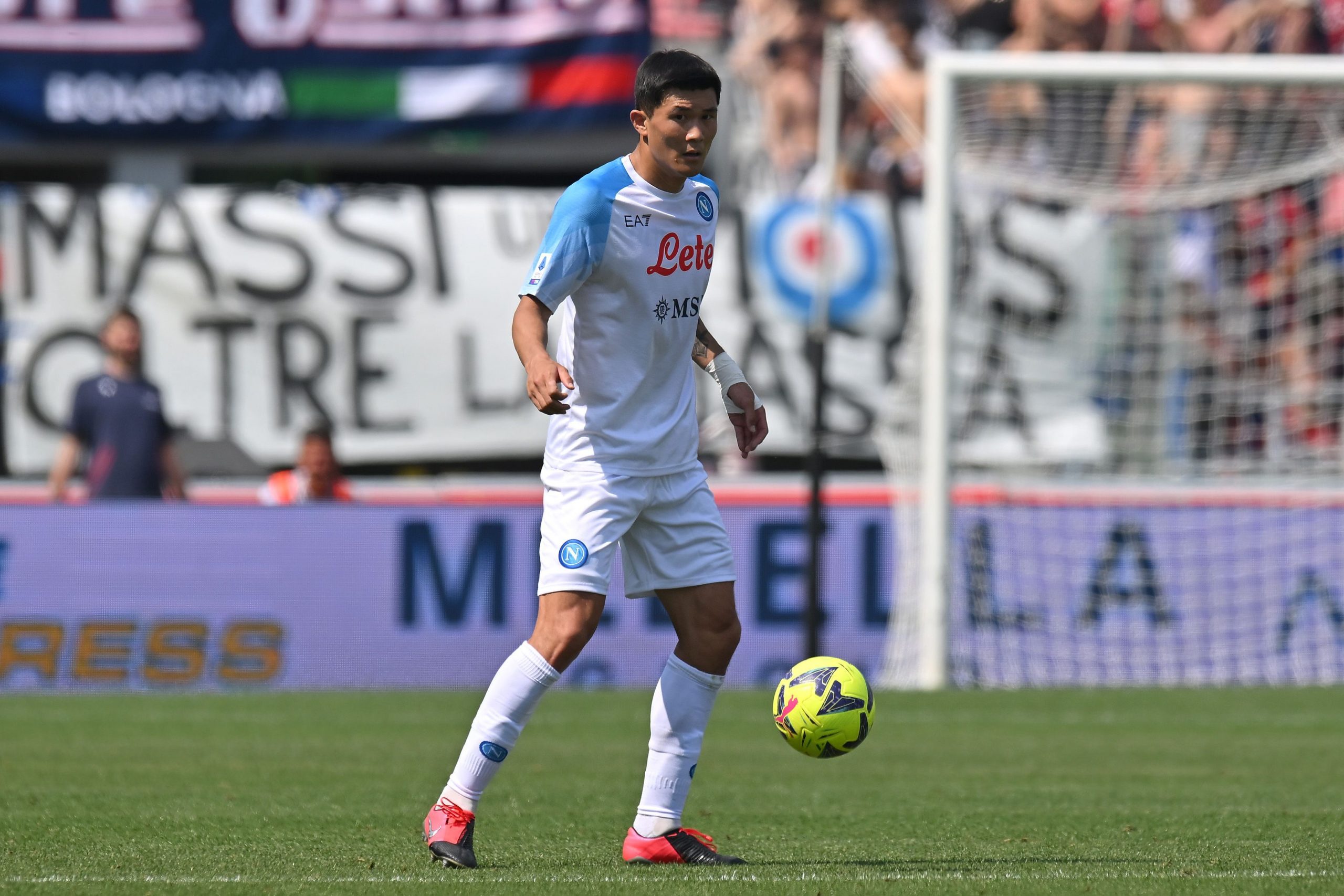 Min-jae Kim of SSC Napoli controls the ball.