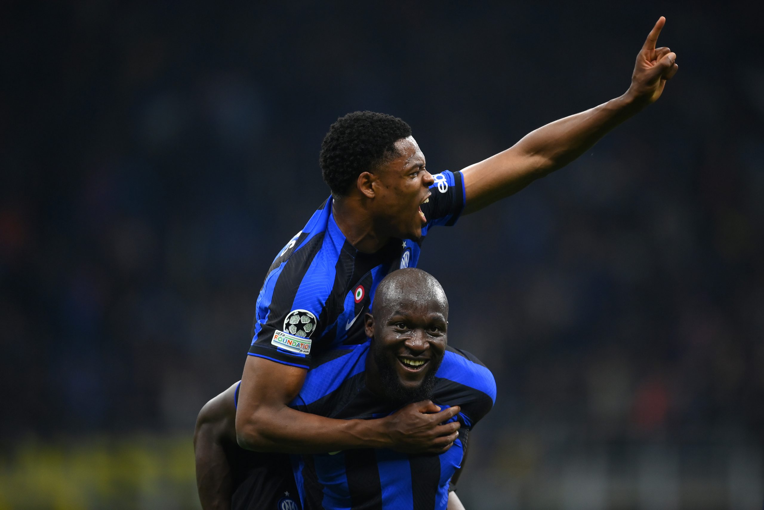 Denzel Dumfries staying at Inter Milan amidst Manchester United interest.