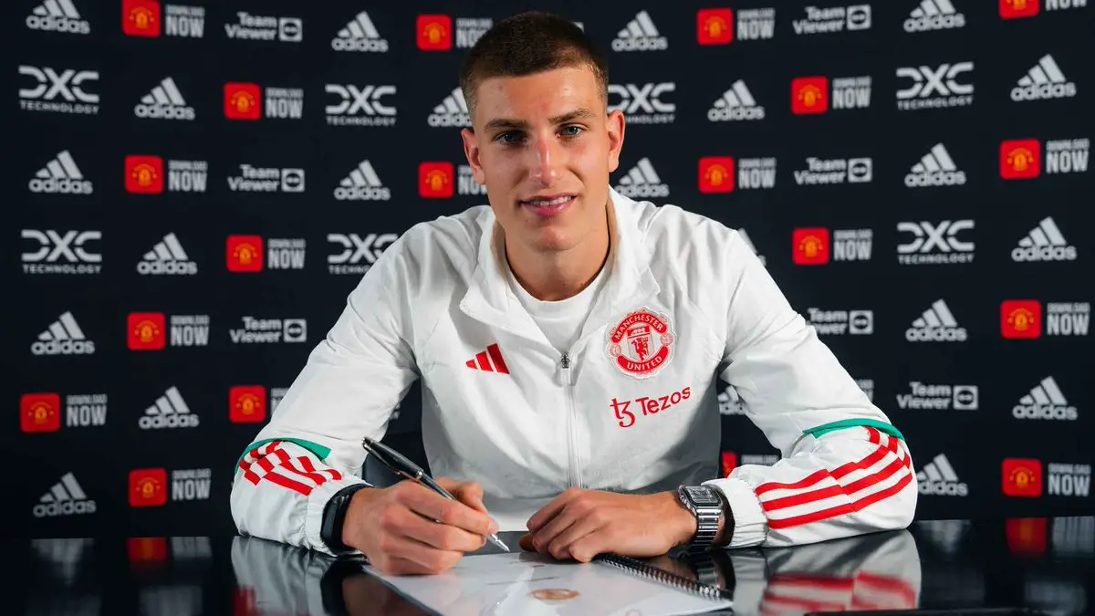 Manchester United centre-back Rhys Bennett signs new contract with the club (Image Credit: Manchester United/ Getty Images)