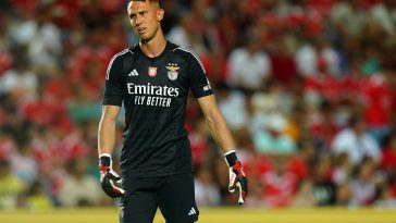 Odysseas Vlachodimos is pushing to leave SL Benfica amidst Manchester United interest.