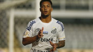 Manchester United willing to pay €25 million for AS Roma target and Santos striker Marcos Leonardo.