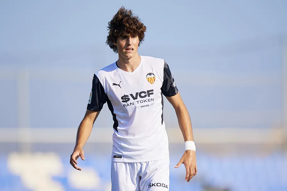 Manchester United and Newcastle United are scouting Valencia wonderkid Javi Guerra. 