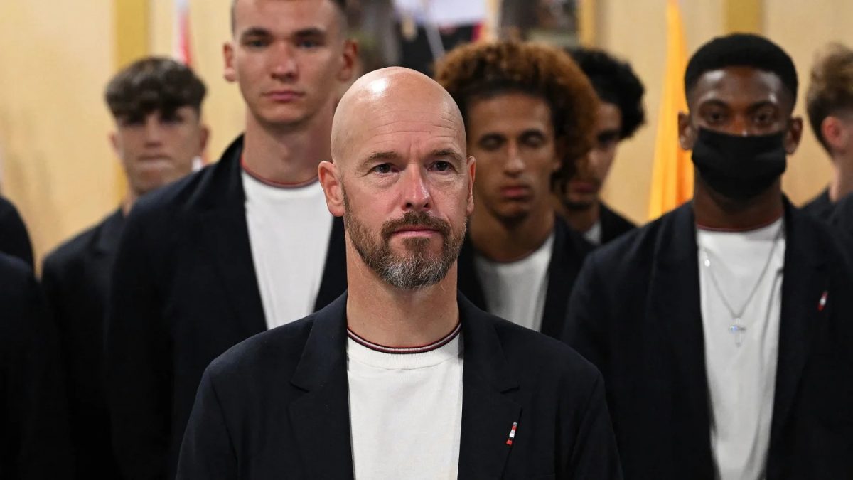 Manchester United manager Erik ten Hag with his players before heading to the 2023-24 preseason preparations (MANAN VATSYAYANA/GettyImages)