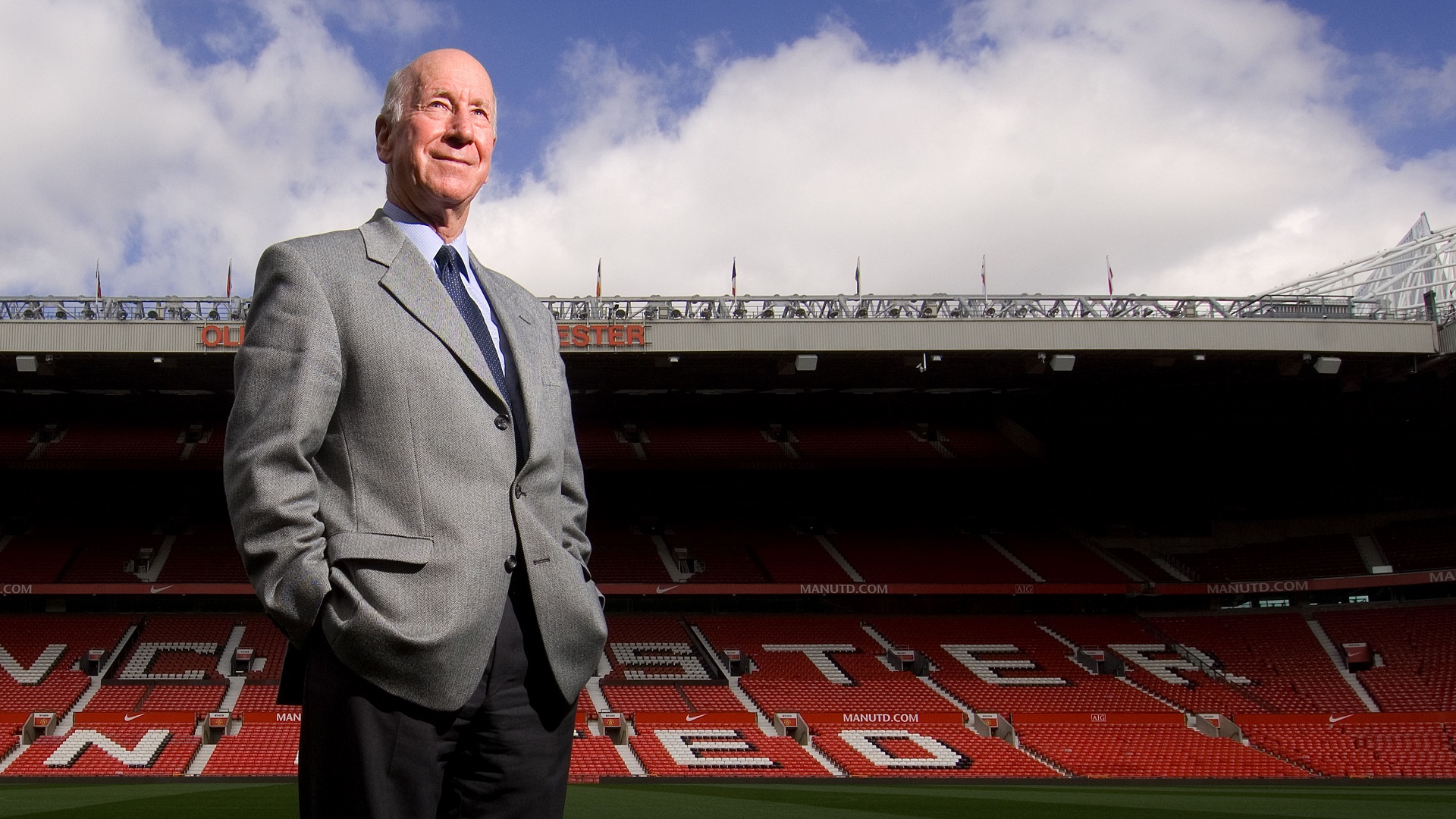 Erik ten Hag pays his respects to late Manchester United legend Bobby Charlton.