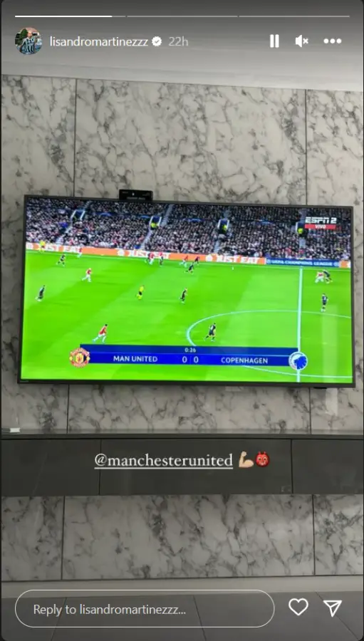 Manchester United centre-back Lisandro Martinez supporting his club despite being out with a devastating injury (Image Source)- Instagram