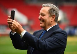 Jeff Stelling urges Brentford forward Ivan Toney to join Tottenham Hotspur over Manchester United .