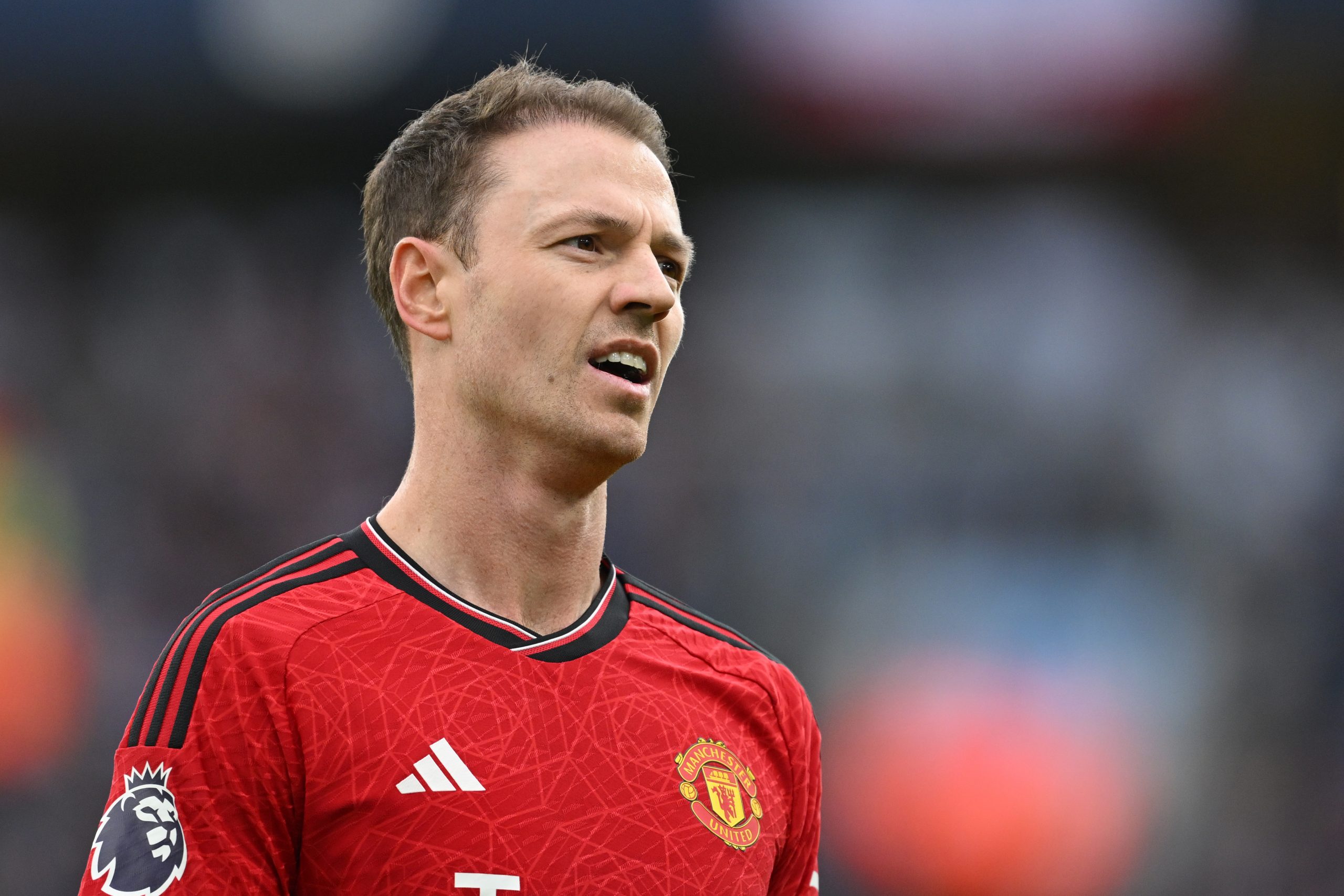 Two veteran stars still in negotiation with Manchester United despite contract expiration